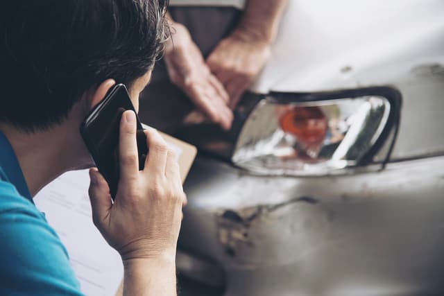 Man helpt vrouw overeind na een val met de fiets